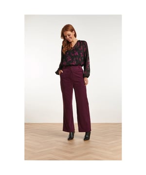 
Til je stijl naar een hoger niveau met deze Smashed Lemon corduroy broek in een prachtige paarse kleur. Gemaakt van hoogwaardig 100% polyester, belichaamt deze broek de kwaliteit en elegantie waar Smashed Lemon om bekend staat.

 De corduroy textuur geeft niet alleen een luxe uitstraling, maar voelt ook heerlijk zacht aan, wat zorgt voor ultiem draagcomfort. Deze broek is een veelzijdige aanvulling op je garderobe, geschikt voor zowel formele als informele gelegenheden.

 De diepe paarse kleur voegt een vleugje raffinement toe aan je look en laat je stralen. Of je hem nu combineert met een chique blouse of een casual trui, deze broek past perfect bij elke outfit.

 Kies voor de Smashed Lemon corduroy broek in paars en omarm de perfecte combinatie van comfort en stijl.

 Kenmerken:

 Kleur: Paars 
Materiaal: 100% polyester 
Corduroy textuur voor een luxe uitstraling 
Bullet Points:

 Voeg een vleugje elegantie toe aan je outfit met deze paarse corduroy broek. 
Gemaakt van