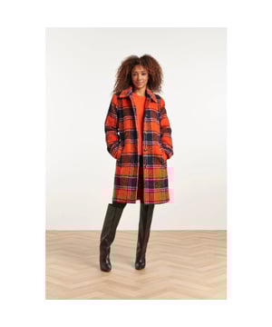 
Ga voor een opvallende en stijlvolle look met de Smashed Lemon Dames Jas! Deze jas heeft een comfortabele losse pasvorm met een klassieke kraag en een prachtig oranje en multikleur geruit patroon, waardoor je er modieus uitziet tijdens elk seizoen. De jas is gemaakt van hoogwaardig polyester materiaal, wat zorgt voor duurzaamheid en een zacht gevoel op je huid. Met zijn knielengte biedt deze jas de perfecte balans tussen stijl en functionaliteit, waardoor het een veelzijdige keuze is voor zowel casual als formele gelegenheden. Het trendy oranje en multikleur geruit patroon voegt een vleugje levendigheid toe aan de jas, waardoor het een echte eyecatcher is. Met zijn knoopsluiting en kraag is deze jas perfect om je warm en comfortabel te houden tijdens koudere dagen.



 Specificaties Print: ruit:

 
 * Pasvorm: ruimvallend 
 * Lengte: op-knie 
 * Model: 172 cm lang en draagt maat S/36 
 * Country of Origin: Made In P.R.C 
 * Color: orange-multi

  Specificaties :

 
 * Style: Coat 
 *