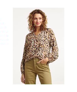 
Ontdek tijdloze chic en subtiele allure met onze Smashed Lemon chique V-hals top in onze kenmerkende stijl, voorzien van een donker neutraal abstract animal print. Deze top is gemaakt van duurzaam Rayon Ecovero en biedt een veelzijdige en modieuze ervaring. Deze chique V-hals top is een must-have voor dames die op zoek zijn naar een verfijnde en toch trendy look. Het donker neutrale abstract animal print voegt een vleugje elegantie toe aan de top, waardoor het een perfecte keuze is voor diverse gelegenheden. Gemaakt van duurzaam Rayon Ecovero, biedt deze top niet alleen comfort maar ook een milieubewuste optie voor bewuste kopers. De top past perfect bij onze kenmerkende stijl die bekend staat om zijn tijdloze elegantie en veelzijdigheid. 



 Specificaties Print: dieren:

 
 * Pasvorm: losvallend 
 * Lengte: kort 
 * Model: 175 cm lang en draagt maat S/37 
 * Country of Origin: Made In P.R.C 
 * Color: black-multicolour

  Specificaties :

 
 * Style: Top 
 * Print: dieren 
 *