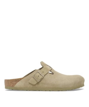 
<p>Stap in de tijdloze stijl en het comfort van de BIRKENSTOCK Boston unisex instappers. Deze unisex schoenen zijn uitgevoerd in een kaki kleur en gemaakt van suède met wax-finish, wat zorgt voor een robuuste uitstraling en duurzaamheid.</p>
<p>Deze instappers zijn een echte klassieker en kunnen moeiteloos het hele jaar door gedragen worden. Ze zijn voorzien van een EVA-zool, die lichtgewicht demping biedt en elke stap comfortabel maakt. De band is uitgerust met een individueel verstelbare gesp van metaal, waardoor je de pasvorm naar wens kunt aanpassen.</p>
<p>Elk paar BIRKENSTOCK Boston instappers wordt met vakmanschap gemaakt in Duitsland, waarbij de nadruk ligt op kwaliteit, comfort en duurzaamheid. Deze veelzijdige schoenen zijn een essentiële aanvulling op elke garderobe, perfect voor dagelijks gebruik en diverse gelegenheden.</p>
<p><strong>Eigenschappen:</strong></p>
<ul classs="wmd-bullets">
<li><span>SKU:</span> 5150-05-14331</li>
<li><span>MPN:</span> 1025844 3</li>
<li><spa