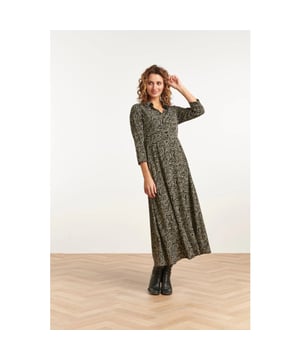 
Ontdek de tijdloze elegantie en veelzijdigheid van onze Smashed Lemon semi-fitted maxi shirtjurk met een stijlvolle zwart-wit bladprint. Deze jurk, gemaakt van hoogwaardig polyester, combineert moeiteloos comfort met een trendy uitstraling. Deze maxi shirtjurk is ontworpen voor dames die graag stijlvol voor de dag willen komen zonder in te leveren op draagcomfort. Met een semi-fitted pasvorm benadrukt deze jurk subtiel je vrouwelijke vormen, terwijl de zwart-wit bladprint een tijdloze en klassieke touch toevoegt. Gemaakt van zacht en soepel polyester, is deze jurk ideaal voor zowel formele gelegenheden als casual uitstapjes. De veelzijdigheid maakt het een must-have item in elke damesgarderobe.



 Specificaties Print: bladeren:

 
 * Pasvorm: uitlopend 
 * Lengte: maxi 
 * Model: 175 cm lang en draagt maat S/36 
 * Country of Origin: Made In P.R.C 
 * Color: black-light army

  Specificaties :

 
 * Style: Dress 
 * Print: bladeren 
 * Pasvorm: uitlopend 
 * Lengte: maxi 
 * Model: