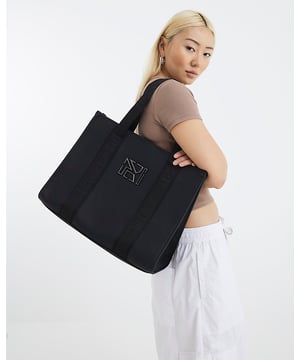 Shoulder strapped, Metal RI hardware, Stud pressed fastening, Grab handles, Handle length: 23cm, Bag dimensions: L: 34cm x D: 18.5cm x W: 41.5cm