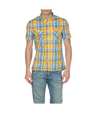 Verhoog je casual garderobe met het Diesel Senecas Slim Fit Gele Ruitjesshirt. Dit levendige gele ruitjesontwerp brengt een frisse, stijlvolle uitstraling die perfect is voor dagelijks gebruik. Gemaakt van 100% katoen, belooft het ademend vermogen en langdurig comfort, zodat je de hele dag koel en ontspannen blijft. Met korte mouwen, een strakke centrale knoopsluiting en een omgeslagen kraag biedt het een verfijnde, maar moeiteloze uitstraling. Praktische open zakken voegen functionaliteit toe zonder in te boeten op stijl. Ideaal om te combineren met jeans of chino's, dit shirt verenigt klassieke charme met moderne maatkleding, zodat je zelfverzekerd opvalt waar je ook gaat.