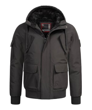 Die Herren Winterjacke AS-432 von Alessandro Salvarini vereint zeitloses Design mit funktionaler Ausstattung für die kalte Jahreszeit. Das wasserabweisende Obermaterial mit glatter Oberfläche schützt zuverlässig vor Wind und Wetter, während das weiche Fleece-Innenfutter für Wärme und Komfort sorgt. Eine gefütterte Kapuze, praktische Taschenlösungen und elastische Bündchen bieten zusätzlichen Schutz und Funktionalität. Mit ihrem klassischen Look, der hochwertigen Verarbeitung und dem angenehmen Tragegefühl ist AS-432 ein vielseitiger Begleiter für Alltag, Freizeit und Reisen.