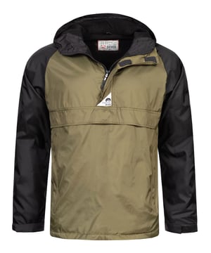 Arctic Seven Herren Regenjacke – Wind- & Wasserabweisende Jacke mit Fleece-Innenfutter

Diese hochwertige Regenjacke von Arctic Seven kombiniert Schutz vor Nässe und Kälte dank des wasserabweisenden Dry Tex - 3000 Materials und des warmen Fleecefutters. Leicht, bequem und funktional – ideal für regnerische und kühle Tage.

    Wind- & wasserabweisend – robustes Nylon-Obermaterial

    Komplett mit Fleece gefüttert – hält angenehm warm, auch in Ärmeln & Kapuze

    Hochschließender Kragen & verstellbare Ärmelbündchen – optimaler Schutz vor Wind

    Zwei seitliche Taschen mit Reißverschluss – innen mit Fleece für warme Hände

    Kapuze mit Kordelzug – ebenfalls innen mit Fleece gefüttert

    Halber Reißverschluss – für einfaches Überziehen

    Detailreiche Verarbeitung – dezente Arctic Seven Prägungen & Logo-Patch

Material:

    Obermaterial: 100% Nylon

    Innenmaterial: 100% Polyester (mit warmem Fleecefutter)
