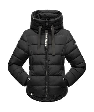 Die Steppjacke Amayaa von Navahoo vereint elegantes Design mit Funktionalität. Mit leichter Fütterung hält sie angenehm warm, ohne schwer zu wirken – perfekt für Übergang und Winter. Ein hochstehender Kragen, breite Kordelzüge und warme Fleece-Taschen bieten Komfort und Schutz. Hochwertige Materialien, robuste Reißverschlüsse und liebevolle Details wie das Navahoo-Logo machen die Jacke zum idealen Allrounder. Leicht tailliert geschnitten, sorgt sie für eine perfekte Passform und hohen Tragekomfort.
Material: Oberstoff, Innenfutter & Wattierung 100% Polyester