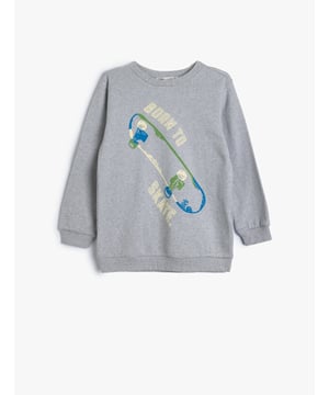 Esta sudadera gris con cuello redondo es ideal para los pequeños amantes del skate. Confeccionada principalmente en algodón, asegura comodidad durante todo el día. Su diseño estampado con temática de skate agrega un toque divertido y casual, permitiendo a los niños expresarse mientras disfrutan de su día a día.  Características del producto Tipo de Manga: Manga Larga Tipo de Cuello: Cuello Redondo Detalle: Estampado de Skate Tejido: 29% Algodón, 4% Viscosa, 67% Poliéster Uso: Casual