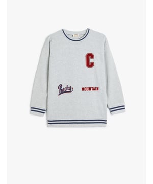 Esta sudadera gris para niño presenta un diseño moderno con detalles estampados que aportan un estilo deportivo y juvenil. Cuenta con un cuello redondo y mangas largas, ideal para acompañar a los pequeños en cualquier actividad del día a día, ya sea en casa, en la escuela o en el parque. Su material, una combinación de algodón y poliéster, asegura comodidad y durabilidad.  Características del producto Color: Gris Tipo de Cuello: Cuello Redondo Longitud de Manga: Manga Larga Tejido: 37% Algodón, 63% Poliéster Estilo: Deportivo Uso: Diario