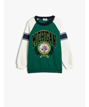 Esta sudadera infantil de cuello redondo destaca por su diseño colegial con bloques de color verde y crema. El estampado central le da un toque divertido y de estilo varsity. Con mangas largas y confeccionada en una mezcla de algodón y poliéster, es una opción cómoda y cálida para el día a día.  Características del producto Tipo de Manga: Manga Larga Tipo de Cuello: Cuello Redondo Estilo: Deportivo Tejido: 50% Algodón, 50% Poliéster