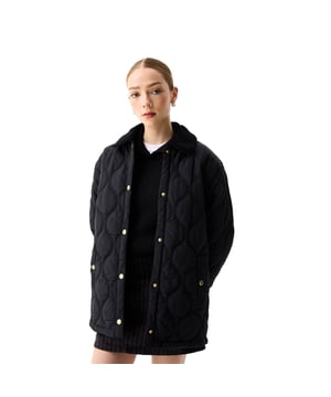 Die Witton gesteppte Jacke ist ein zeitloses Stück mit klassischer Zwiebelsteppung, einem lässigen Schnitt, einem Cordkragen sowie goldenen Druckknöpfen und schnurrbartförmigen Taschen. Mühelos vielseitig - perfekt für Stadtbummel und Abenteuer auf dem Land.