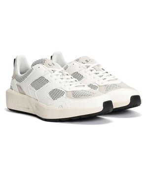 Retro-geïnspireerde 100% vegan sneakers, met de hand vervaardigd in Vietnam met behulp van gerecyclede materialen. De meerlaagse, ademende dubbellaagse mesh bovenkant, voering en veters zijn gemaakt van gerecycled oceaanplastic. Kenmerken zijn onder andere een gerecyclede schuim inlegzool en gerecyclede rubberen buitenzool. Elk paar helpt 14 plastic flessen uit de oceanen of stortplaatsen te verwijderen.