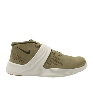 Nike Sportswear präsentiert für 2016 ein neues, vom Training inspiriertes Lifestyle-Modell: den Ultra XT. Der Schuh mit hochwertigem Wildleder-Obermaterial weist deutliche Trainings-Elemente auf und sieht fast aus wie eine „EXT“-Version des Zoom Revis. In dieser Farbvariante besticht der Ultra XT durch ein Wildleder-Obermaterial mit gelaserten Details und einen markanten Mittelfußriemen, der nahtlos in die weiße Zwischensohle übergeht.

Nike Ultra XT in Khaki-Wildleder
Gebrauchsspuren: Keine
Zustand: Neu mit Etikett, Lieferung im Karton
Material: Wildleder
Farbe: Khaki
Größe: US8/UK7/EU41
Artikelnummer: 147118