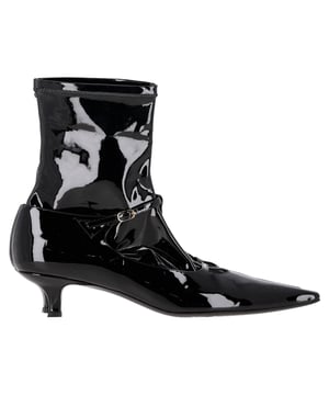 Empfohlener Verkaufspreis
Die Cyd Ankle Boots von The Row verwischen die Grenzen zwischen klassischem Pumps und modernem Stiefel. Das Design aus glänzendem schwarzem Lackleder imitiert die Eleganz von T-Bar-Absätzen mit eleganten Söckchen. Mit goldfarbenen Schnallen und Kitten Heels verleihen sie dem edlen Schuhwerk eine skulpturale, trendige Note.

The Row Cyd Ankle Boots aus schwarzem Lackleder
Zustand: sehr gut
Gebrauchsspuren: Keine sichtbaren Gebrauchsspuren. Keine Flecken an der Innensohle. Unbenutzt oder einmal getragen, aber so gut wie neu. Sehr leichte Flecken an der Sohle.
Verpackung: Keine
Farbe: Schwarz
Material: Leder | Lackleder
Größe: EU | 41
Maße: Absatzhöhe: 50; Innensohlenlänge: 310
Artikelnummer: NAPPUGBSH527473W