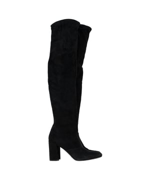 Empfohlener Verkaufspreis
Entdecken Sie zeitlose Eleganz mit den Saint Laurent Kniehohen Stiefeln mit Blockabsatz aus edlem schwarzem Wildleder – einer luxuriösen Mischung aus Pariser Raffinesse und Alltagstauglichkeit. Der robuste Blockabsatz bietet Höhe und Komfort und macht sie perfekt für den ganzen Tag, ohne Kompromisse beim Stil einzugehen. **Styling-Tipp:** Kombinieren Sie sie mit einem Minirock und einem Oversize-Blazer für eine schicke, moderne Silhouette, die mühelos vom Tag in den Abend übergeht.

Saint Laurent Kniehohe Stiefel mit Blockabsatz aus schwarzem Wildleder

Zustand: Sehr gut
Gebrauchsspuren: Leichte Gebrauchsspuren, wenig getragen, aber sehr gut erhalten. Leichte Gebrauchsspuren an Sohlen und Knicken, leichte Abnutzungsspuren an Sohlen und Absätzen.
Verpackung: Staubbeutel
Farbe: Schwarz
Material: Wildleder | Wildleder
Größe: IT | 40,5
Maße: Absatzhöhe: 90; Innensohlenlänge: 300
Artikelnummer: NAPPUGBSH527482W