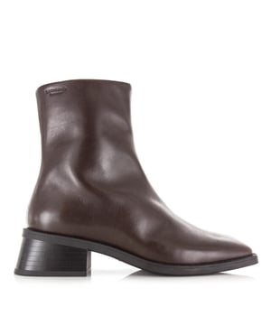 
<p>De Blanca van Vagabond is een moderne interpretatie van de klassieke laars, ontworpen voor de vrouw die houdt van tijdloze elegantie met een eigentijdse twist. Deze damesschoenen combineren minimalistisch design met subtiele details die zorgen voor een verfijnde uitstraling en een perfecte pasvorm.</p>
<p>De dames laarzen zijn uitgevoerd in hoogwaardig bruin leer, dat soepel aanvoelt en met de tijd alleen maar mooier wordt. Het gestroomlijnde silhouet wordt versterkt door de vierkante neus, een stijlvol kenmerk dat de laars een moderne look geeft. De gedetailleerde naden langs het bovenwerk voegen een ambachtelijk accent toe, terwijl de ritsen aan de binnenkant zorgen voor gemak bij het aan- en uittrekken.</p>
<p>De dunne buitenzool en de 4,7 cm hoge, uitlopende hak bieden een elegante houding zonder in te leveren op comfort, waardoor de Blanca ideaal is voor dagelijks gebruik of een avond uit. Het ontwerp balanceert moeiteloos tussen casual en chic, waardoor deze laarzen veelzijdig