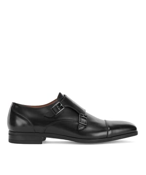 Deze BOSS Menswear-schoenen zijn gemaakt van glad leer met een dubbele monkband en afgewerkt met gespen met logo. Duurzame buitenzool voor comfort van dag tot nacht. We zoeken voortdurend naar meer verantwoorde manieren om onze producten te produceren en af te werken. Minimaal 60% van het leer dat is gebruikt om dit product te maken, is afkomstig van gecertificeerde leerlooierijen.
