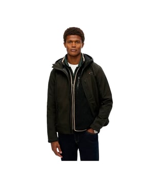 Superdry Softshell Trekker Jacke Herren Schwarz Baumwolle. Authentisches Kleidungsstück der Marke Superdry - Streetwear/Sportswear-Design von Superdry - Superdry für Herren, modisch und perfekt für den Alltag - Die schwarze Superdry Jacke lässt sich ideal mit dem Rest Ihrer Garderobe kombinieren - bequeme Baumwollmaterial - klassisch - Softshell Trekker -