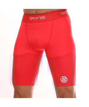 Heren Skins Series-1 Half Tights in rood.- Elastische tailleband met merkopdruk.- Witte logo's.- Geschikt voor efficiënte warming-ups tijdens teamsporten en trainingen met een lagere intensiteit.- 77% Polyester 23% Elastaan.- Ref: SO00100029014