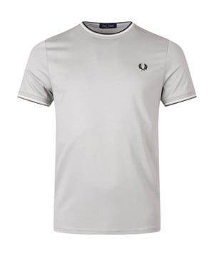 Fred Perry's classic t-shirt will always make a stylish impression. The modern-fit fit ensures the shirt falls slightly fitted along your body. The t-shirt is finished with the embroidered logo on the chest and the familiar stripes on the sleeves and neckline.