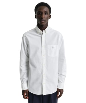 Presentamos las camisas para hombre Enzo Milano: el epítome del lujo. Impecablemente elaboradas con algodón ligero y transpirable, estas camisas de corte regular cuentan con un sofisticado cuello con botones y mangas largas para un aspecto atemporal. Cada camisa está adornada con el logotipo de Enzo Milano, bordado en el pecho para un toque de exclusividad