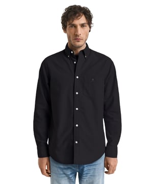 Die Herrenhemden von Enzo Milano sind der Inbegriff von Luxus. Diese Regular Fit Hemden sind aus leichter, atmungsaktiver Baumwolle gefertigt und verfügen über einen raffinierten Button-Down-Kragen und lange Ärmel für einen zeitlosen Look. Jedes Hemd ist mit dem gestickten Enzo Milano Logo auf der Brust verziert, das für einen Hauch von Exklusivität sorgt.