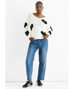 Maak kennis met onze Witte V Hals Oversized Hart gebreide trui - de perfecte aanvulling op je garderobe voor een vleugje elegantie en luxe. Met zijn witte kleur, v-hals en oversized pasvorm is deze trui zowel stijlvol als comfortabel. Laat je van je romantische kant zien met het subtiele gebreide hartpatroon.