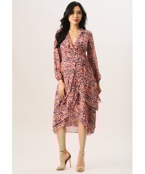Verwen jezelf met luxe met onze Multi Animal Ruffle Layer Wrap Dress. Met de perfecte combinatie van gewaagde dierenprints en vrouwelijke ruches val je met deze jurk op in elke menigte. Verhoog je stijl en sta in het middelpunt van de belangstelling.