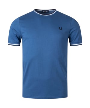 Fred Perry's classic t-shirt will always make a stylish impression. The modern-fit fit ensures the shirt falls slightly fitted along your body. The t-shirt is finished with the embroidered logo on the chest and the familiar stripes on the sleeves and neckline.