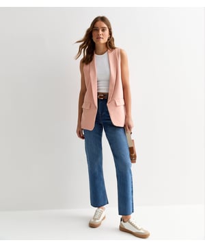Wir stellen Ihnen unsere rosa Tailored Longline-Weste vor, eine luxuriöse Ergänzung Ihrer Garderobe. In einem zarten Rosé-Ton gehalten und perfekt geschneidert, strahlt diese Weste Eleganz und Raffinesse aus. Mit ihrer Longline-Silhouette wertet sie jedes Outfit auf und verleiht Ihrer Garderobe einen Hauch von Luxus.