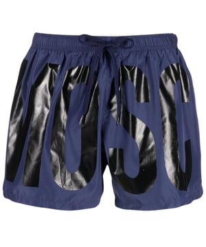 Moschino marineblauwe zwemshort, elastische tailleband, trekkoorden, logo all-over print, 100% polyester, gemaakt in Italie, groot merklogo rondom, merklogo, marineblauwe zwemkleding