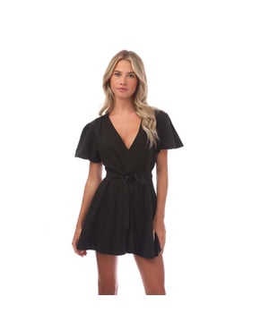 Dames Superdry Vintage Mini Wrap Dress in zwart.- Knoopsluiting aan de binnenkant.- Korte mouwen.- Stoffen riem.- Kanten details.- Flatterende snit en ambachtelijk geïnspireerde patronen.- 100% Lyocell.- Ref: W8011094A02A