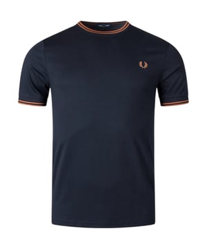Fred Perry's classic t-shirt will always make a stylish impression. The modern-fit fit ensures the shirt falls slightly fitted along your body. The t-shirt is finished with the embroidered logo on the chest and the familiar stripes on the sleeves and neckline.