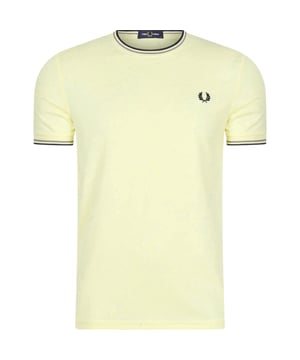 Fred Perry's classic t-shirt will always make a stylish impression. The modern-fit fit ensures the shirt falls slightly fitted along your body. The t-shirt is finished with the embroidered logo on the chest and the familiar stripes on the sleeves and neckline.