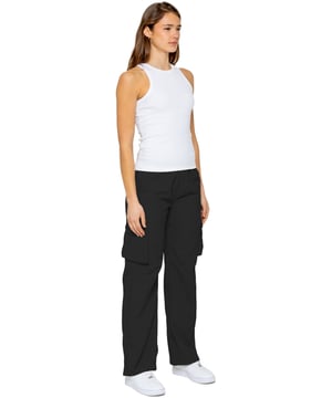 Blijf moeiteloos stijlvol met de Enzo Parachute Cargo Broek voor dames. Gemaakt van lichtgewicht, gekreukte polyesterstof, met een relaxed fit, wijde pijpen en een elastische tailleband met verstelbaar trekkoord voor ultiem draagcomfort. Dankzij meerdere zakken – waaronder cargozakken met klittenbandsluiting – en verstelbare trekkoorden aan de zoom, combineren deze utility-geïnspireerde broeken functionaliteit met streetwear flair. Ideaal voor een casual of off-duty look.