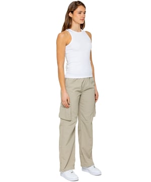 Blijf moeiteloos stijlvol met de Enzo Parachute Cargo Broek voor dames. Gemaakt van lichtgewicht, gekreukte polyesterstof, met een relaxed fit, wijde pijpen en een elastische tailleband met verstelbaar trekkoord voor ultiem draagcomfort. Dankzij meerdere zakken – waaronder cargozakken met klittenbandsluiting – en verstelbare trekkoorden aan de zoom, combineren deze utility-geïnspireerde broeken functionaliteit met streetwear flair. Ideaal voor een casual of off-duty look.