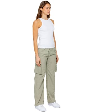 Blijf moeiteloos stijlvol met de Enzo Parachute Cargo Broek voor dames. Gemaakt van lichtgewicht, gekreukte polyesterstof, met een relaxed fit, wijde pijpen en een elastische tailleband met verstelbaar trekkoord voor ultiem draagcomfort. Dankzij meerdere zakken – waaronder cargozakken met klittenbandsluiting – en verstelbare trekkoorden aan de zoom, combineren deze utility-geïnspireerde broeken functionaliteit met streetwear flair. Ideaal voor een casual of off-duty look.