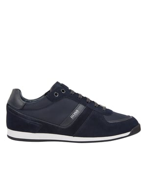Heren BOSS Glaze Low-Top Trainers- Koe suède gemengd met technische stof. - Technische voering van bamboe en houtskool met geurloze en vochtabsorberende eigenschappen. - Ultralite inlegzool van traagschuim voor maximale demping en ademend vermogen.- Rubberen veterlus met merkopdruk.- Rubberen zool.- Ref: 50407903-401