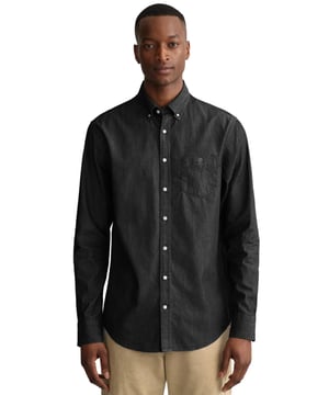 Die Herrenhemden von Enzo Milano sind der Inbegriff von Luxus. Diese Regular Fit Hemden sind aus leichter, atmungsaktiver Baumwolle gefertigt und verfügen über einen raffinierten Button-Down-Kragen und lange Ärmel für einen zeitlosen Look. Jedes Hemd ist mit dem gestickten Enzo Milano Logo auf der Brust verziert, das für einen Hauch von Exklusivität sorgt.