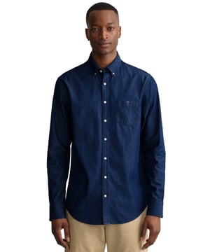 Presentamos las camisas para hombre Enzo Milano: el epítome del lujo. Impecablemente elaboradas con algodón ligero y transpirable, estas camisas de corte regular cuentan con un sofisticado cuello con botones y mangas largas para un aspecto atemporal. Cada camisa está adornada con el logotipo de Enzo Milano, bordado en el pecho para un toque de exclusividad