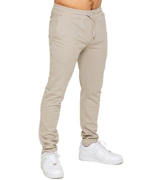 Werten Sie Ihren Alltagsstil mit den Enzo Smart Stretch Joggers auf, die sowohl für Komfort als auch Vielseitigkeit entwickelt wurden. Mit einem elastischen Bund und einem verstellbaren Kordelzug bieten diese Jogginghosen eine sichere und individuelle Passform. Das gerade Bein-Design sorgt für einen modernen, schlanken Look, während der hochwertige Stretchstoff maximale Flexibilität und ganztägigen Komfort bietet. Funktional und stilvoll, ausgestattet mit zwei seitlichen Eingrifftaschen und zwei Gesäßleistentaschen. Diese Jogginghosen sind die perfekte Mischung aus smarter Schneiderkunst und entspannter Tragbarkeit.