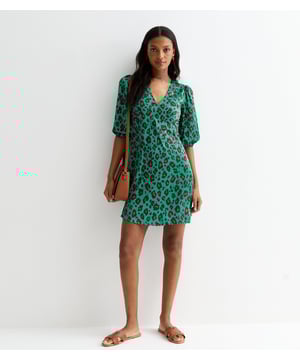 Disfruta de un toque salvaje con nuestro minivestido con cuello en V y estampado animal verde. Con un diseño atemporal de cuello en V y un atrevido estampado animal, este minivestido irradia lujo y sofisticación. Perfecto para cualquier ocasión, elevará sin esfuerzo tu vestuario con su estilo exclusivo y elegante.