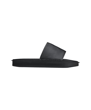 Y-3 Water Slides in zwart.Handgemaakte details accentueren het minimalistische ontwerp van de Y-3 Water Slides. Het EVA voetbed met textuur is gemaakt met opzettelijke onregelmatigheden bovenop. De buitenzool knipoogt naar de beroemde adidas Adilette slides en is afgewerkt met Yohji's handtekening aan de onderkant. Minimalistische Y-3 slides met verrassende textuur.- Slip-on.- Polyurethaan bovenkant.- Synthetisch suède achterkant op bovenkant.- EVA voetbed.- Y-3 logo.- Ref: FZ6423