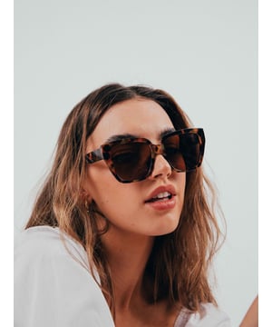 Frame Colour: Brown Tortoiseshell
Lens Colour: Brown Mono
Frame Material: Plastic
One Size
FDA Approved
UV 400 PROTECTION IN ACCORDANCE WITH 89/686/EEC BS EN ISO 123-1:2013
SKU: SG90208031