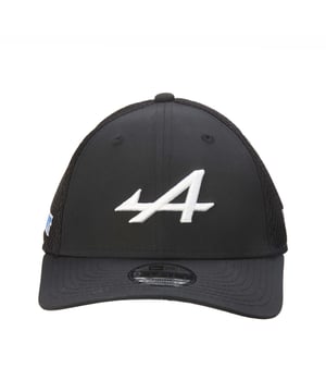 Junior New Era Alphine Racing 9FORTY Cap in black.- Snapback.- Curved visor.- Patterned undervisor.- Mesh back and sides.- Structured crown.- Alpine Racing logo on front.- BWT sidepatch on right.- New Era Flag embroidered on left.- 100% Polyester.- Ref: 60509848