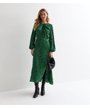 Der Inbegriff von Raffinesse - unser grünes Animal Twist Neck Long Sleeves Midi Dress. Mit einem subtilen Twist-Detail am Hals und langen Ärmeln strahlt dieses Kleid Eleganz und Anmut aus. Der vielseitige grüne Animal-Print verleiht diesem luxuriösen Kleidungsstück einen Hauch von Einzigartigkeit und macht es zu einem Must-Have für jede stilvolle Garderobe.