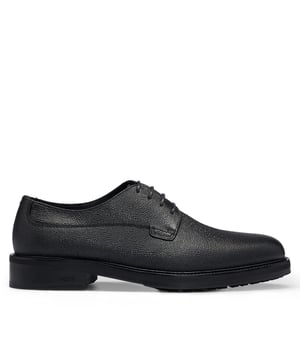 Premium derby in grainy leather and leather sole. Modern dressy made in Portugal. Branding detail on the upper. Padded innersole to elevate the comfort of the dressy shoe.