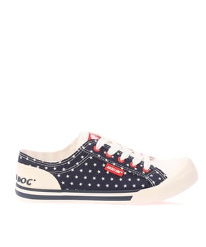Dames Rocket Dog Jazzin Spangle Banner Pumps in rood marineblauw. - Bovenwerk van textiel. - Witte vetersluiting. - Laag model en ronde neus. - Opvallende sneakers met een levendig sterrenpatroon in rood, wit en blauw. - Zachte schuimcomfort binnenzool. - Ref: JAZZINSBN