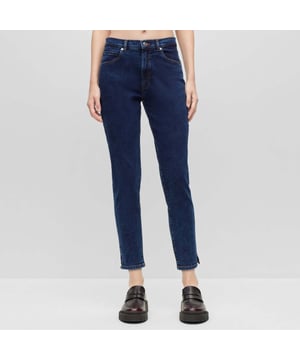 Slim fit - tapered leg - high rise - slit detail outside