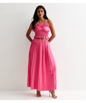Voeg een vleugje kleur toe aan je garderobe met onze Hot Pink Geplooide Maxi Rok. Deze rok is gemaakt van luxe stof en heeft een trendy geplooid ontwerp, waardoor hij elke look moeiteloos verbetert. Perfect voor een chique en vrouwelijk statement, combineer met een aangesloten top en hakken voor een geraffineerd ensemble.