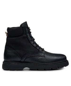 Nieuwe BOSS MAN betaalbare modeschoenen. Veterschoen van korrelig leer en nylon, verrijkt met BOSS-logo op de tong en iconische tape op de achterkant. Het BOSS-logo op de achterkant verrijkt het bovenwerk. Nieuwe lug rubberen zool met diamanten details.